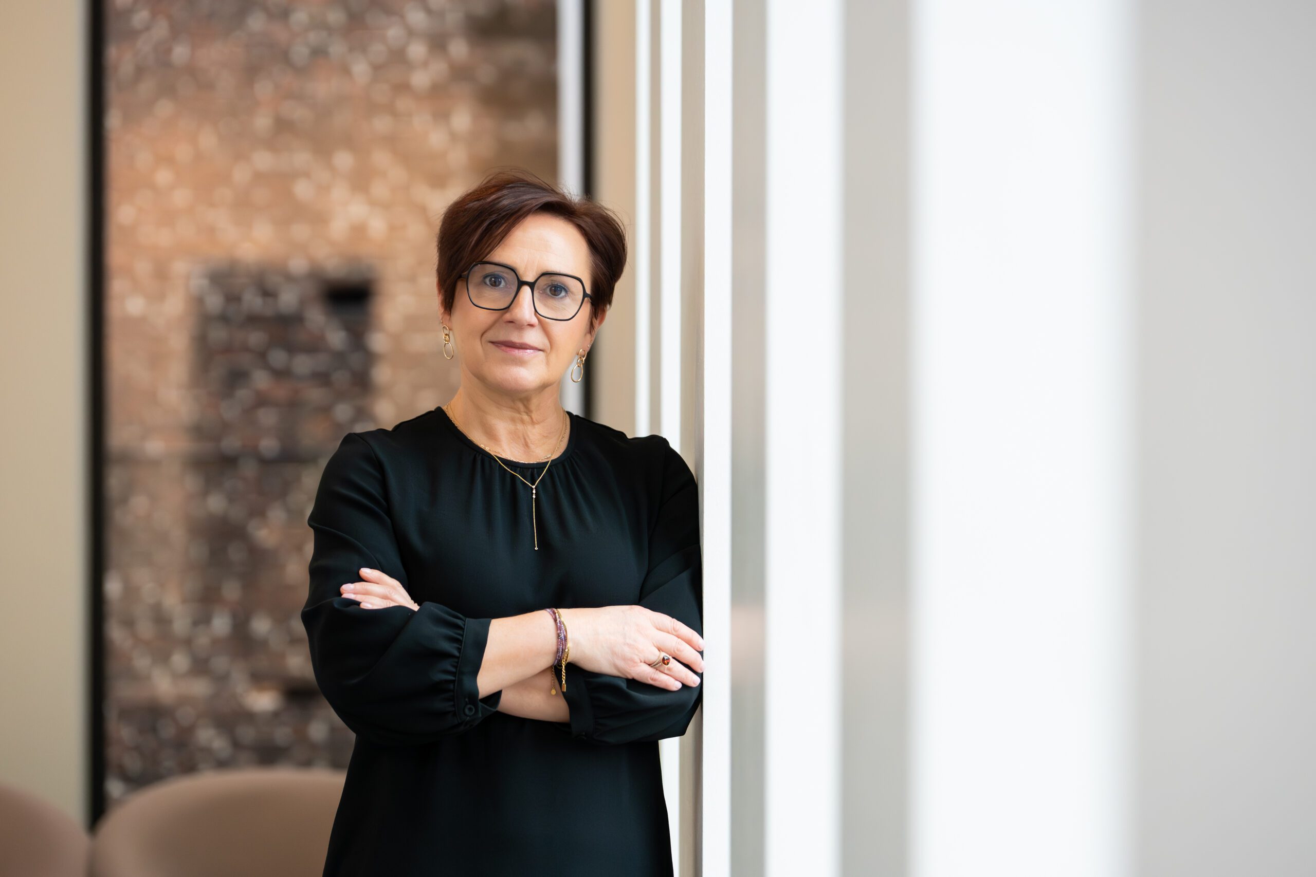 TOP ZW handen gekruist zoom Krista 13022026-7687